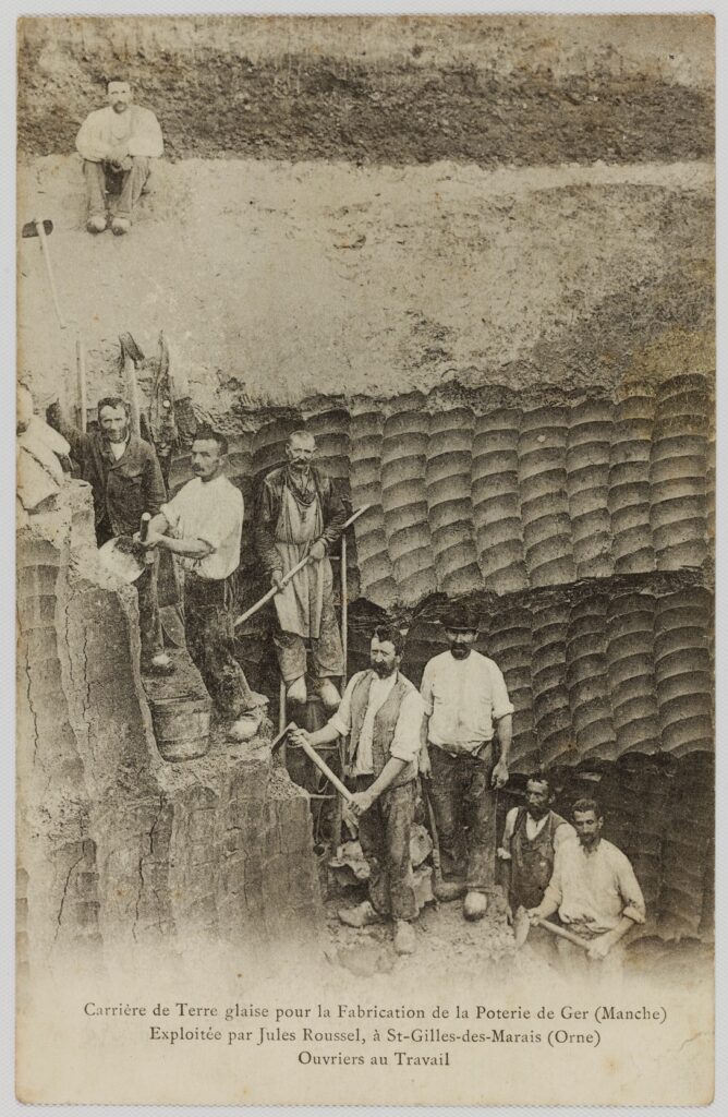 carte postale ancienne montrant les ouvriers de la carrière dans une fosse à pots