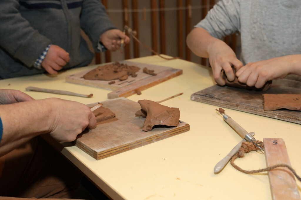 des membres d'une famille participent à un atelier modelage