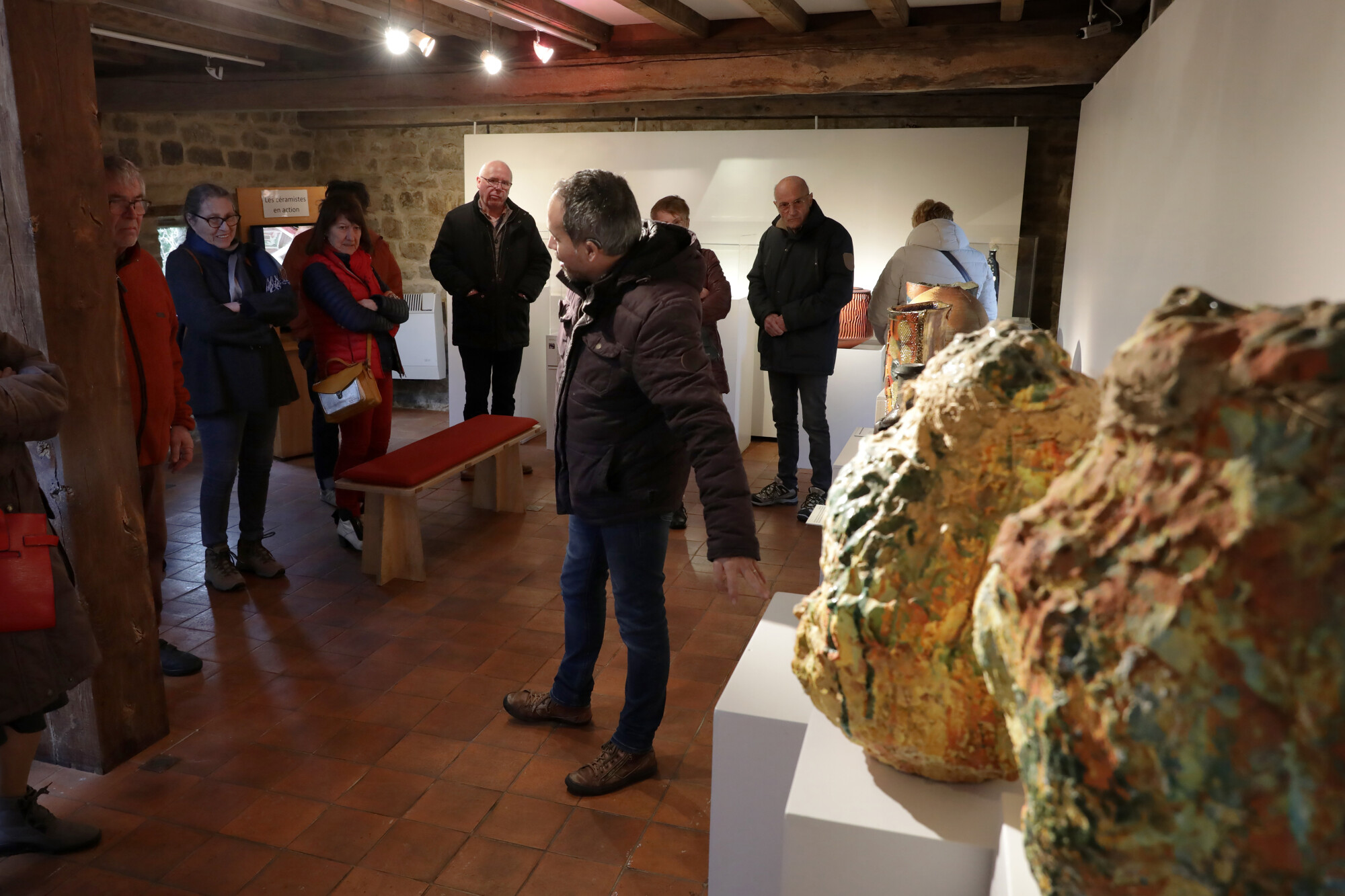 une visite guidée avec un groupe d'adultes