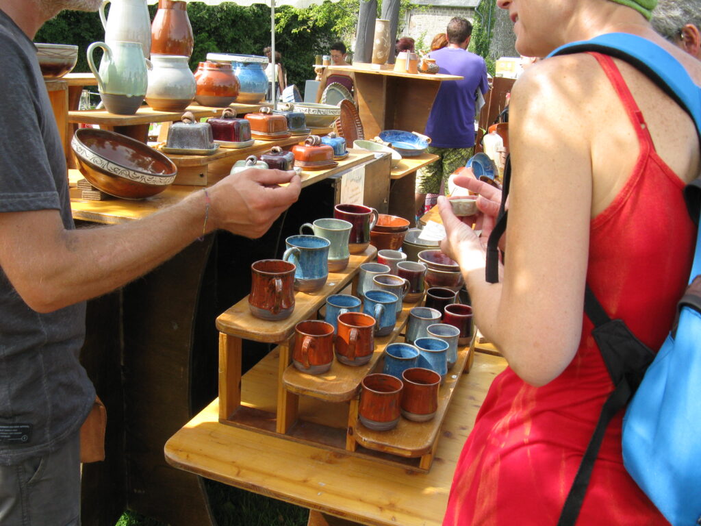 un stand de céramiques lors du marché de potiers