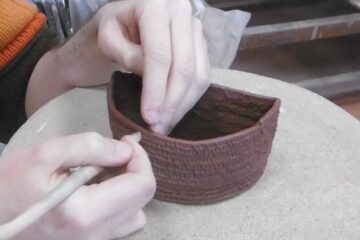 un céramiste monte un pot au colombin