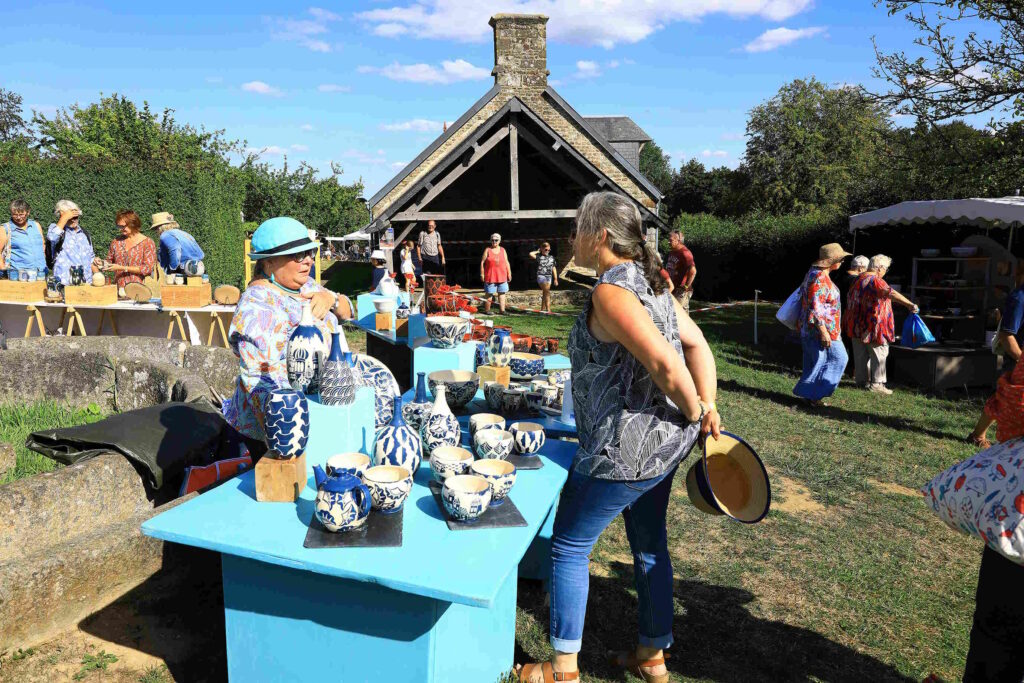 stand de céramiques au marché de potiers