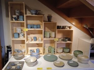 des céramiques dans la boutique du musée