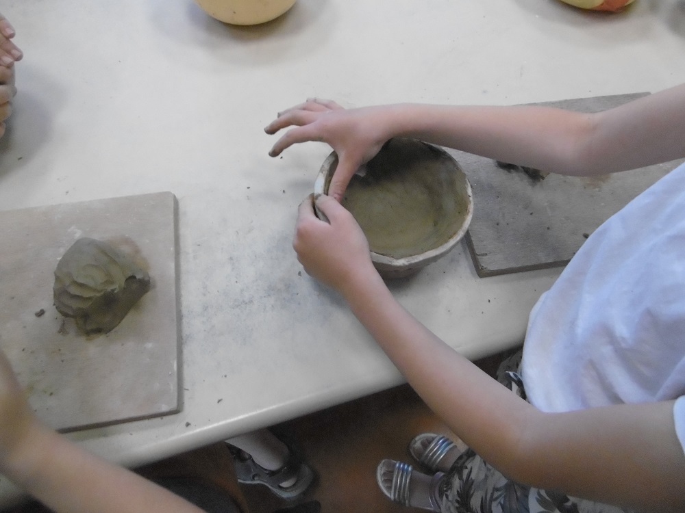 enfant réalisant un bol