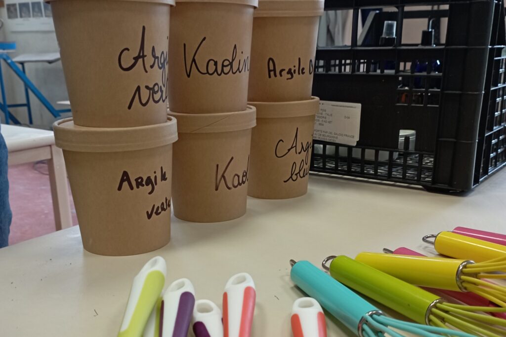 Argiles, fouets, spatules, tout est prêt pour l'atelier cosmétique