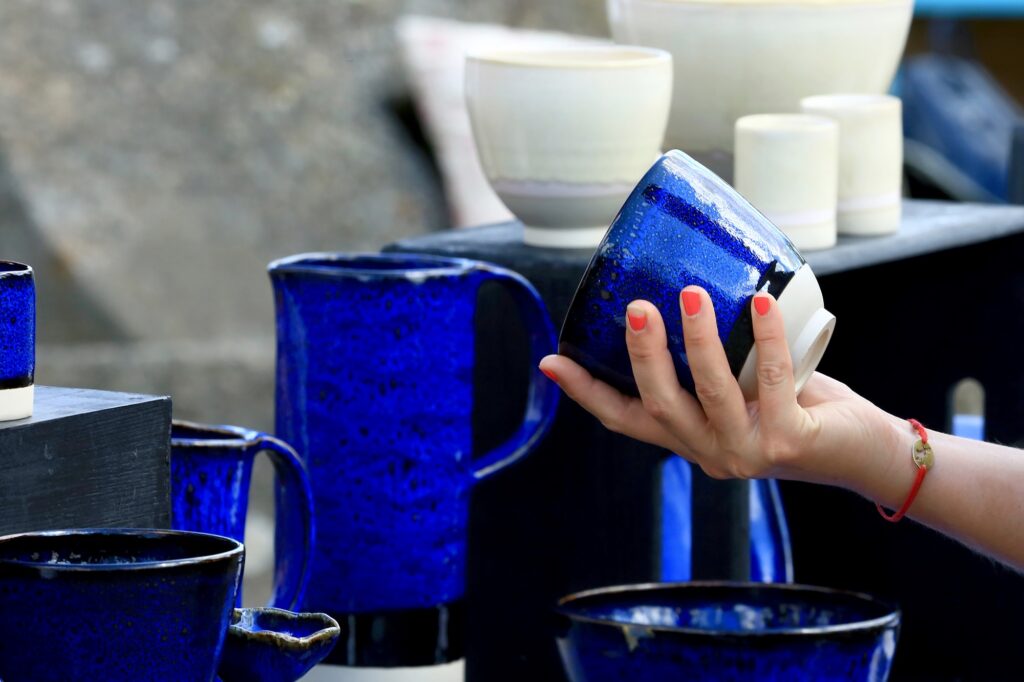 un stand de céramiques au marché de potiers