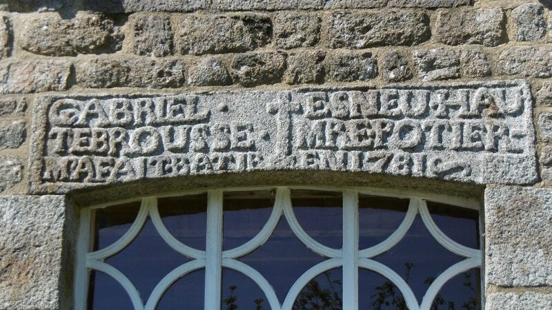 Sur le parcours de visite, admirez le linteau au-dessus de la porte de la maison du maître-potier