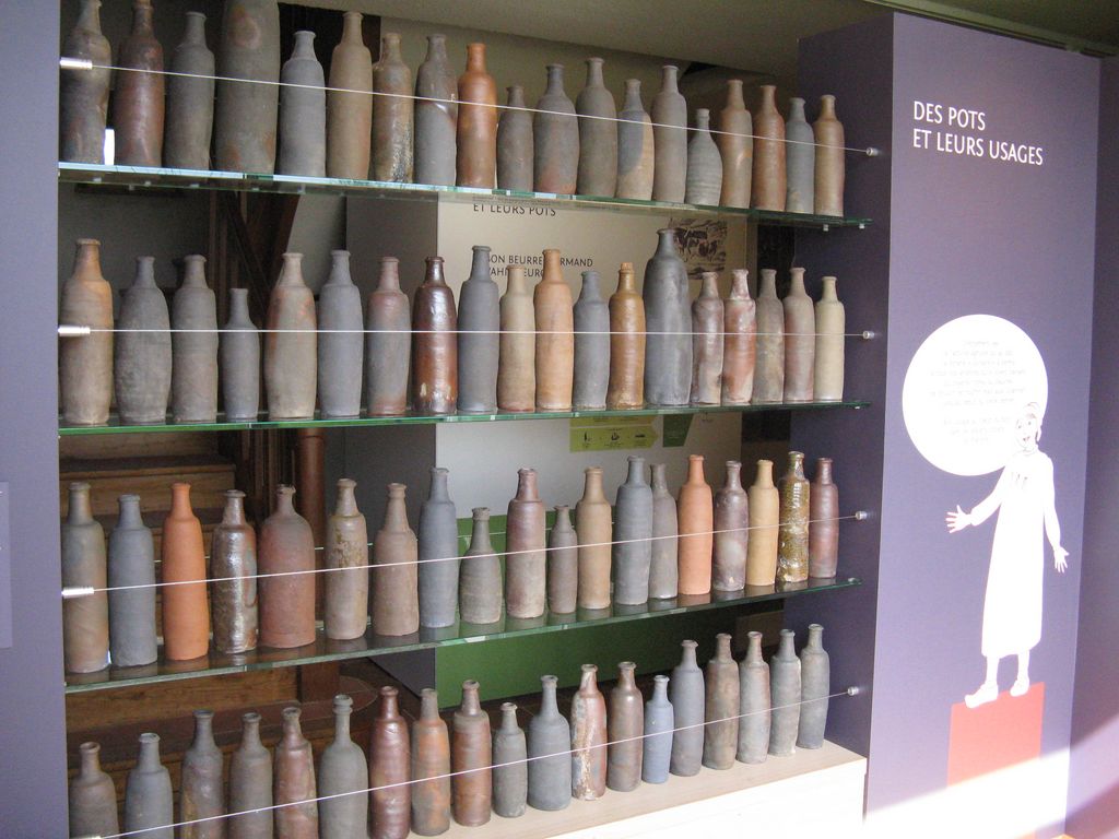 Le mur de bouteilles à cidre à l'entrée du musée font partie des expositions permanentes du musée