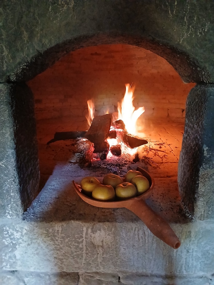 cuisson de pommes dans le four de boulangerie