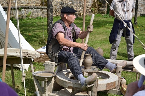 Michel Chantepie sur son tour à bâton lors du marché de potiers