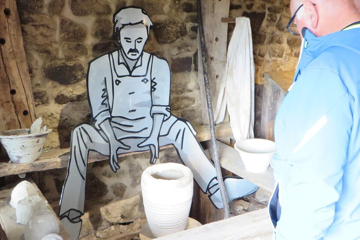 un ancien potier sur le tour à bâton