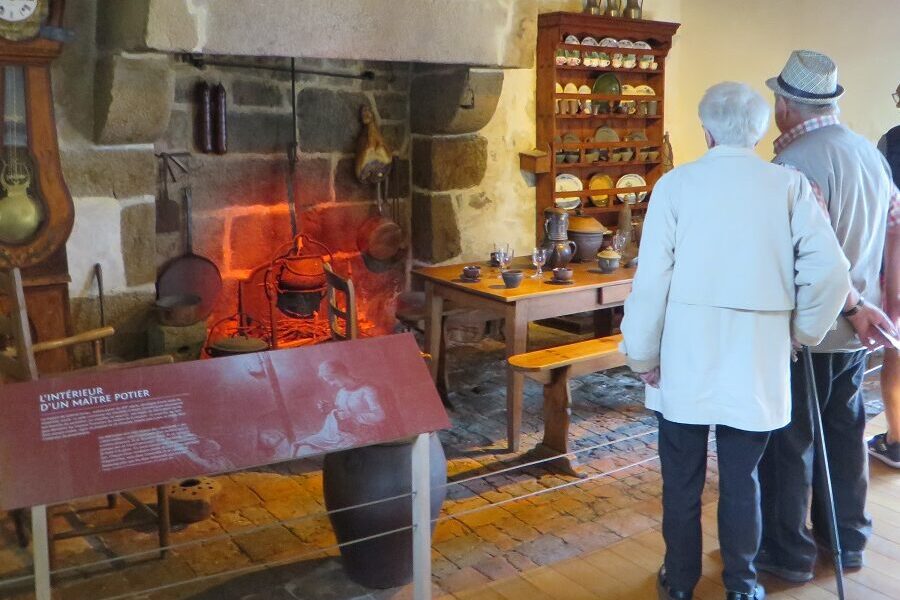 Vous aussi visitez la salle commune de la maison du maître-potier à l'occasion du passage du Tour de France à Ger