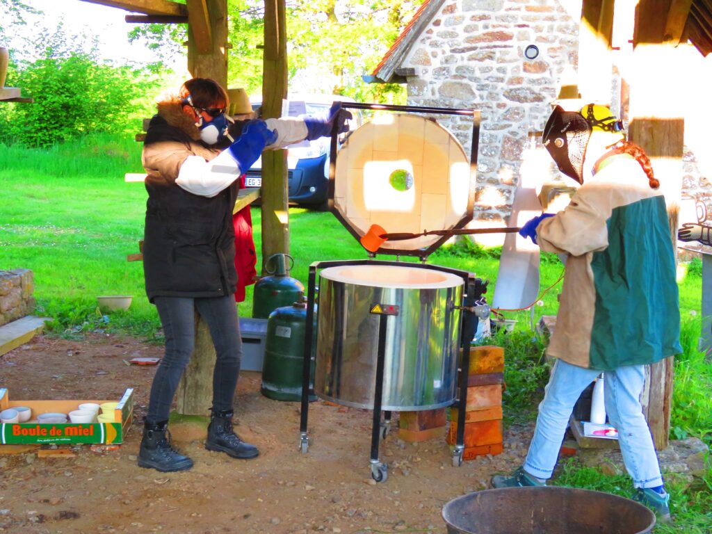 cuisson raku - sortie d'une pièce du four