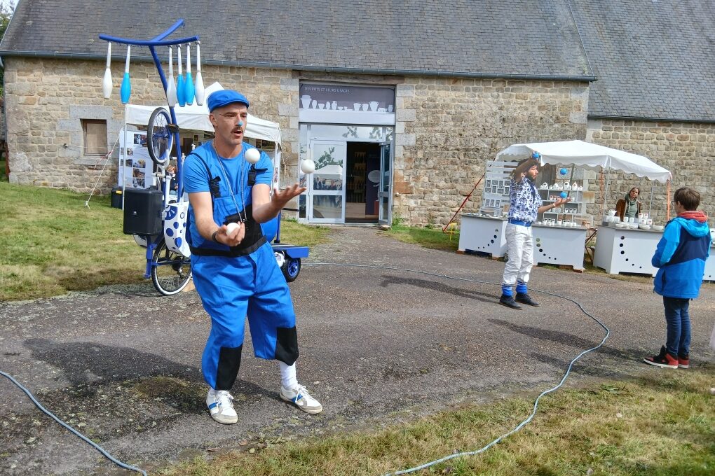 les clowns Poc et Pic jonglent au marché de potiers