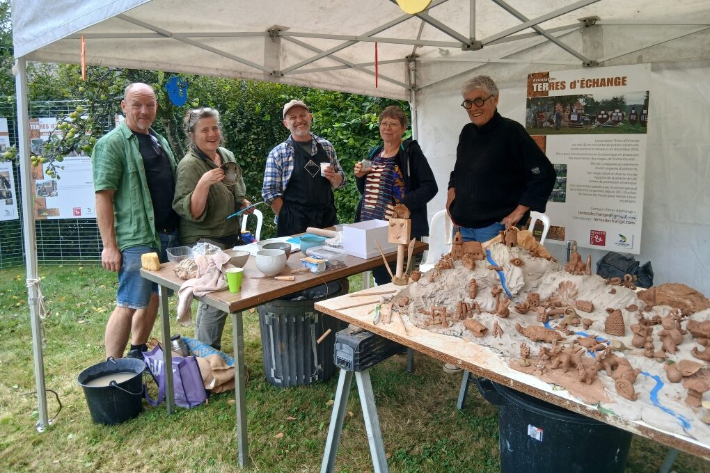 les membres de Terre d'échanges au marché de potiers