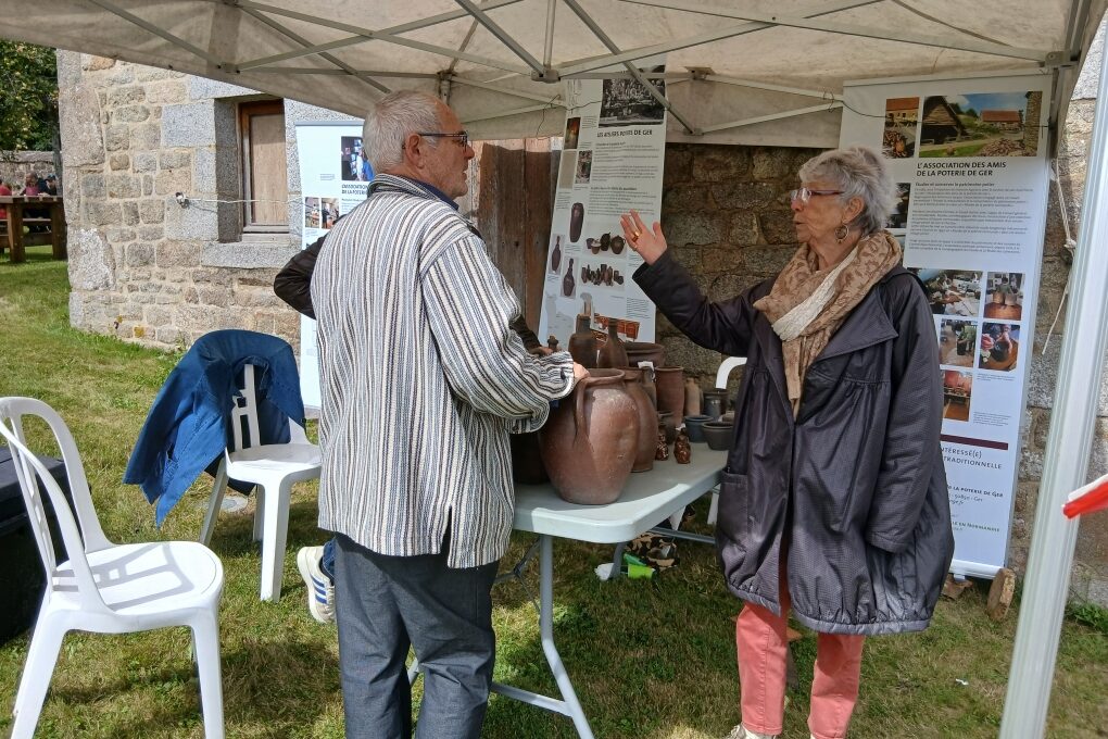 les membres de l'association des amis de la poterie