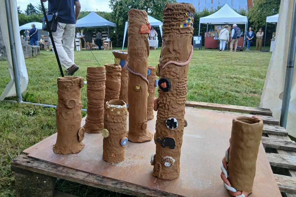 les totems réalisés lors du marché de potiers