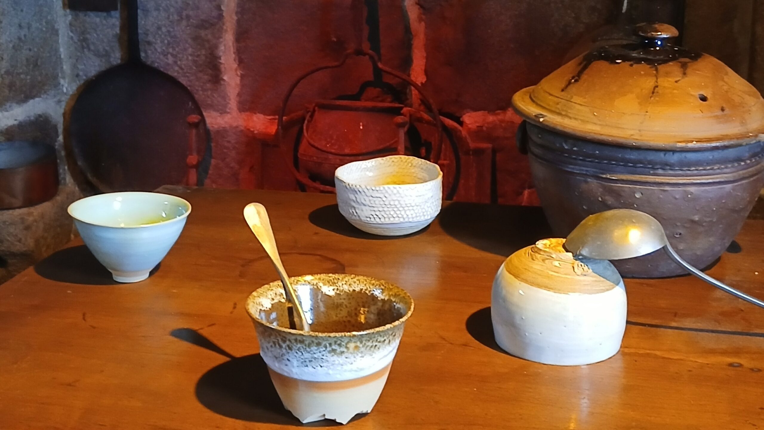 des bols remplis de soupe pour la soirée "le bol et la soupe"