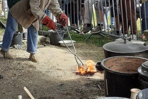 les cuissons raku lors du marché de potiers