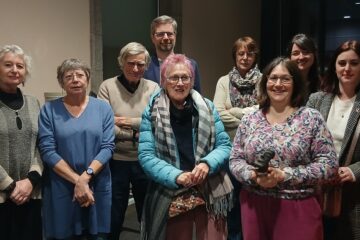 les élèves des cours du soir en compagnie de Charlotte Giraud, leur professeure