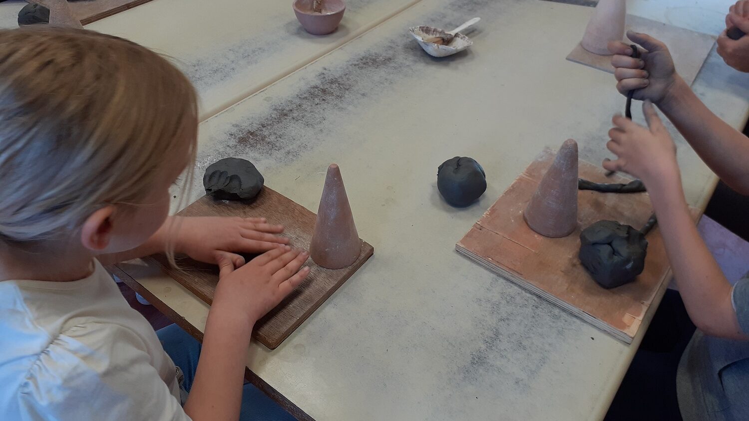 un groupe scolaire en atelier modelage