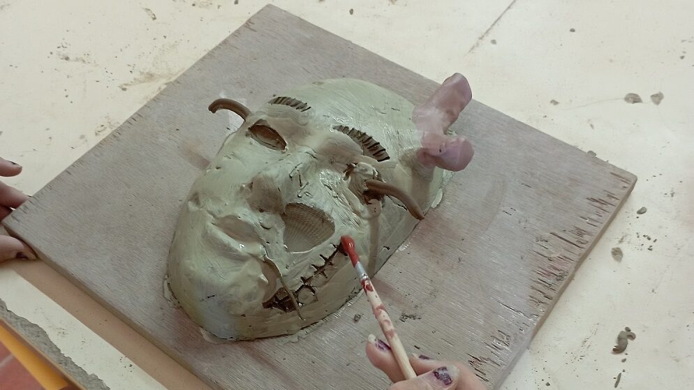 un groupe scolaire réalise des masques