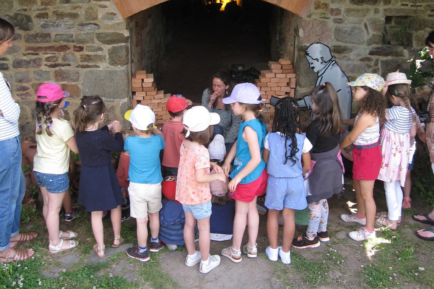 un groupe scolaire devant le four Legrain