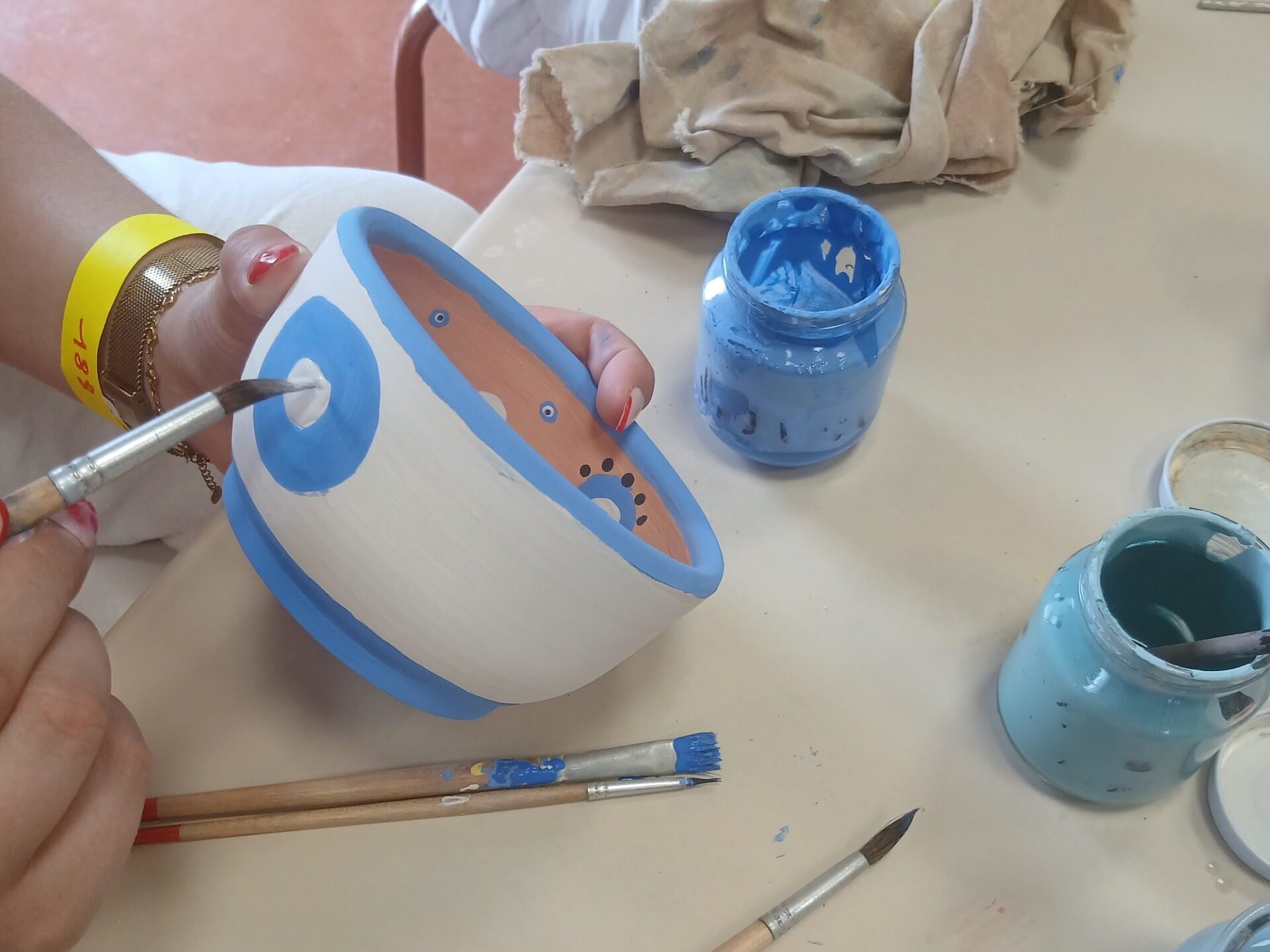 réalisation du décor d'un bol lors d'un atelier décor