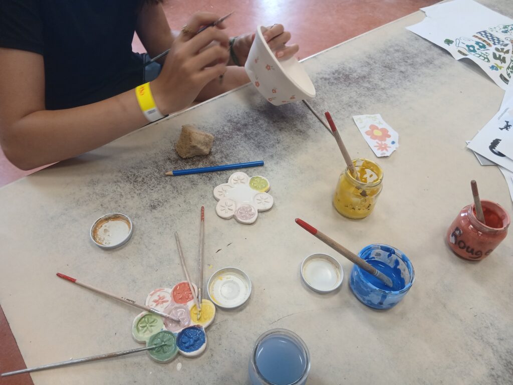 réalisation du décor d'un bol lors d'un atelier décor