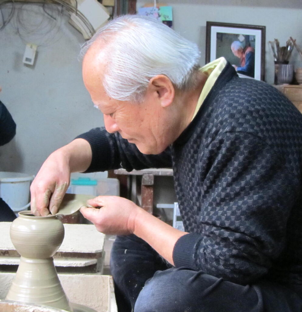un céramiste à l'ouvrage au Japon