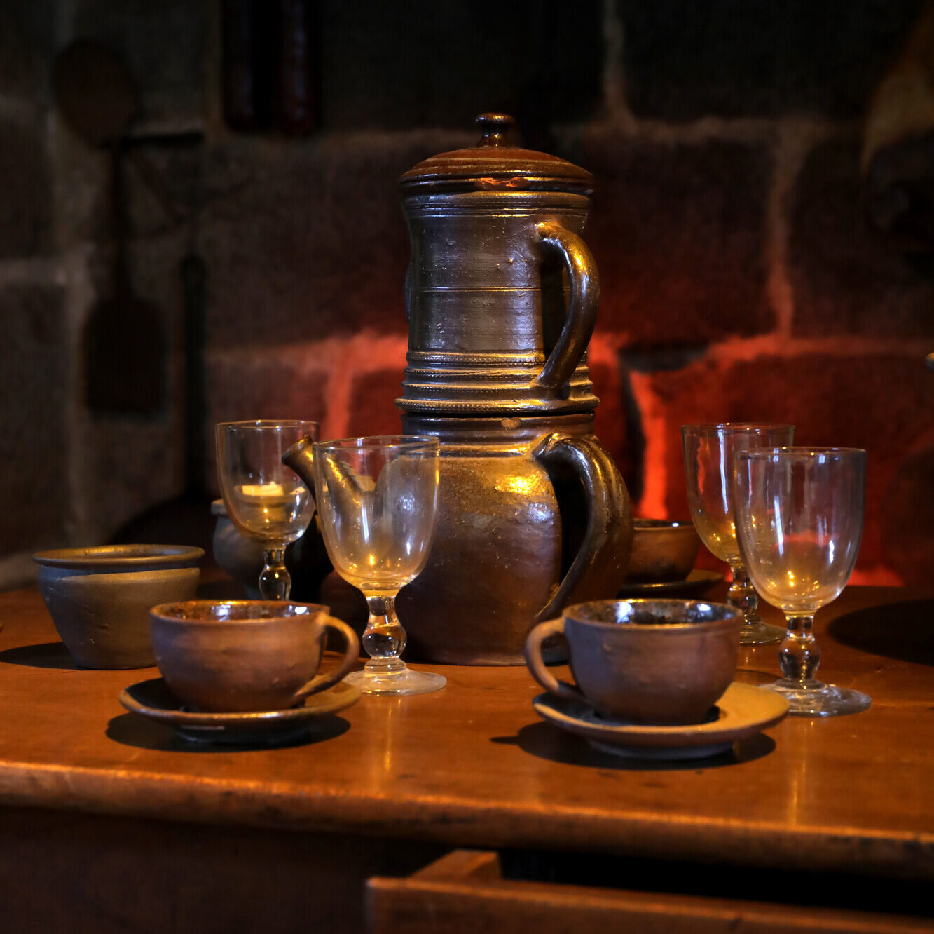 les expositions permanentes du musée : la table dans la maison du maître-potier