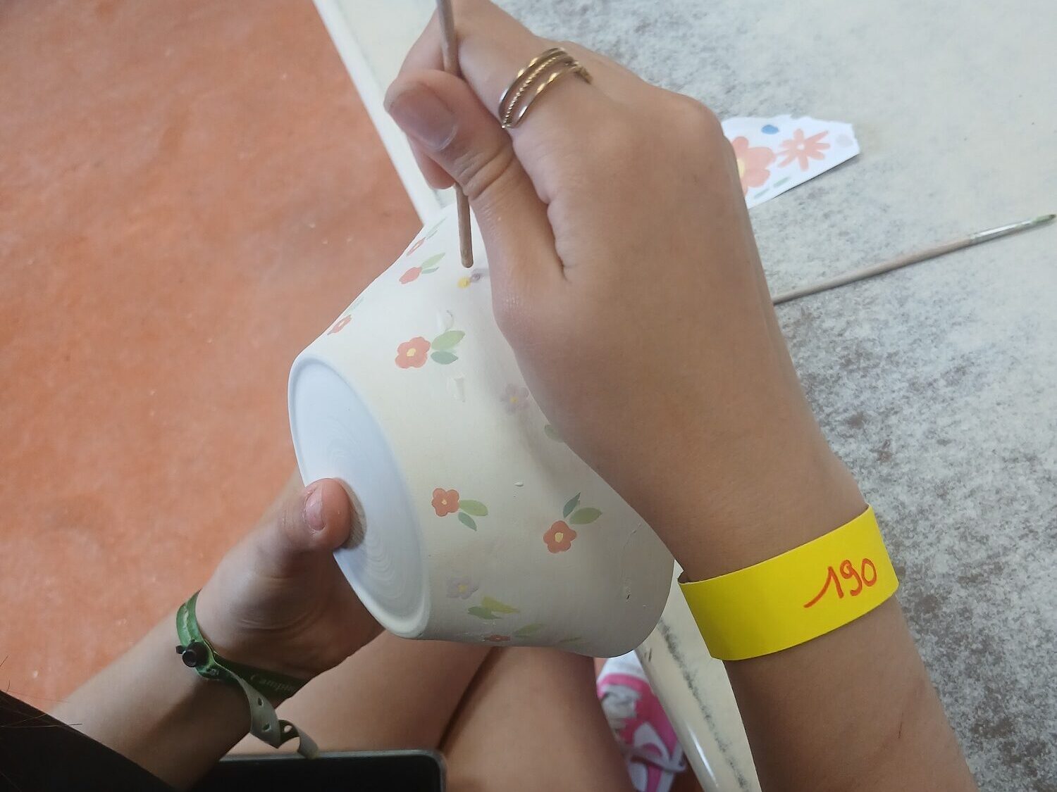 réalisation du décor d'un bol lors d'un atelier décor