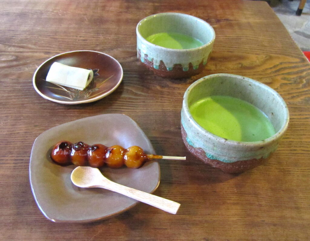 des bols à matcha lors de la conférence "Retour du japon"