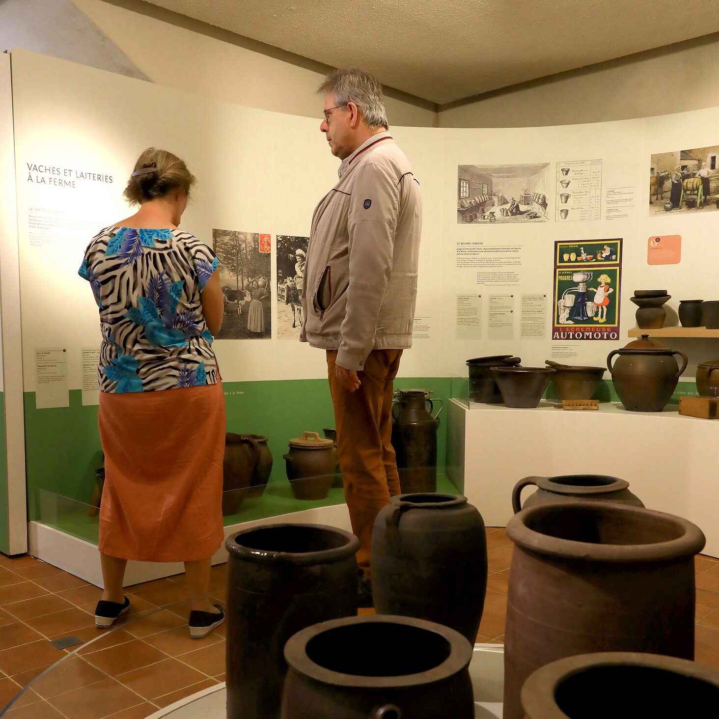 des visiteurs admirent les pots à beurre lors des journées européennes du patrimoine