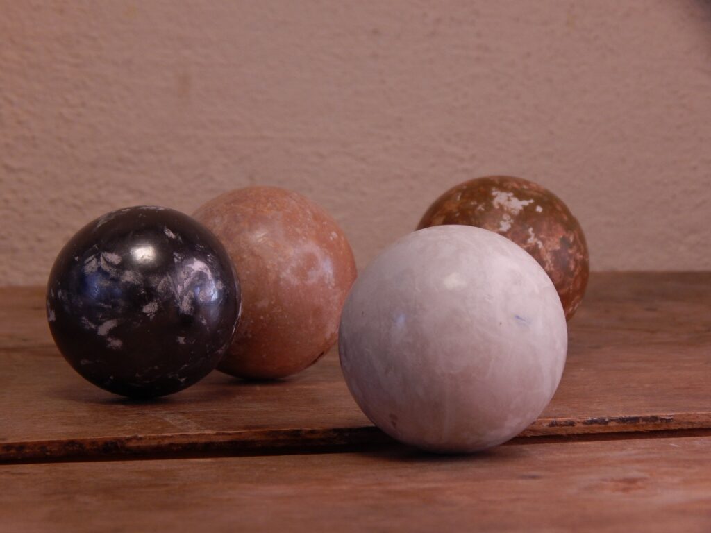4 boules façonnées lors d'un atelier dorodango